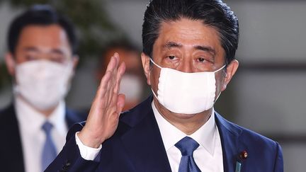 Le Premier ministre japonais, Shinzo Abe, arrive à son bureau, le 6 avril 2020, à Tokyo. (MASAHIRO SUGIMOTO / AP / SIPA)