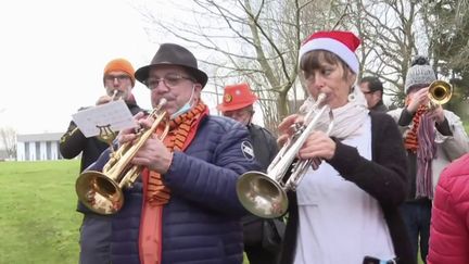 Ehpad : une fanfare pour redonner du baume au coeur aux résidents isolés (France 3)