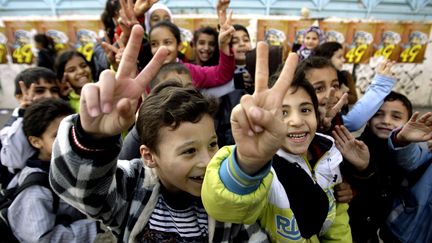 Dans le camp palestinien, la mort d'Ariel Sharon a &eacute;t&eacute; salu&eacute;e avec des "v" de la victoire,&nbsp;comme ici dans le camp de r&eacute;fugi&eacute;s d'Ain Al-Helweh (Liban). (MAHMOUD ZAYYAT / AFP)