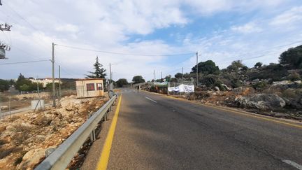 La route pour accéder au Liban depuis le nord d'Israël est à portée de missiles antichar, les habitants du village d'Arab al Aramshe l'empruntent fréquemment. (RADIOFRANCE / WILLY MOREAU)