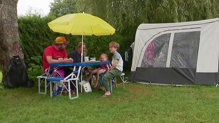 Vacances&nbsp;: les campings font le plein malgré la météo maussade et le pass sanitaire (France 3)