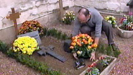 Cimetière à Bouvines, près de Lille, le jour de la Toussaint (1er novembre 2009) (© F3)