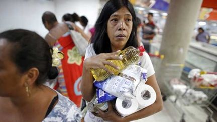 &nbsp; (Une Vénézuélienne achète des produits de première nécessité dans un supermarché d'Etat de Caracas. © Reuters - Jorge Silva)