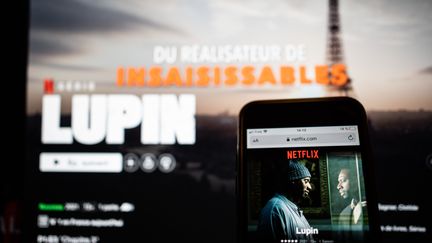 Lupin,&nbsp;dans l'ombre d'Arsène,&nbsp;disponible sur la plateforme de streaming&nbsp;Netflix. La série est incarnée par Omar Sy (illustration). (XOS? BOUZAS / HANS LUCAS)