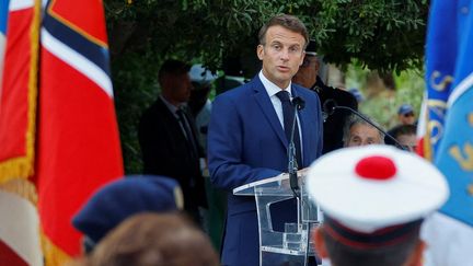 Emmanuel Macron à&nbsp;Bormes-les-Mimosas (Var), le 19 août 2022. (ERIC GAILLARD / POOL / AFP)