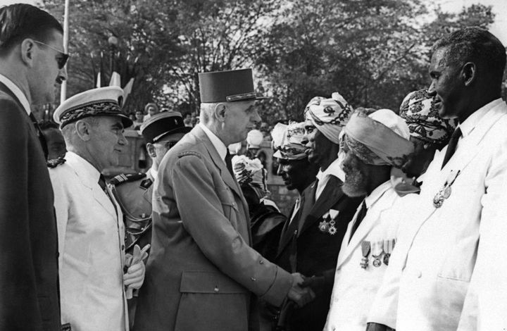 Le président Charles de Gaulle serre la main d'anciens combattants au cours de sa visite officielle&nbsp;à Djibouti le 4 juillet 1959. (AFP)