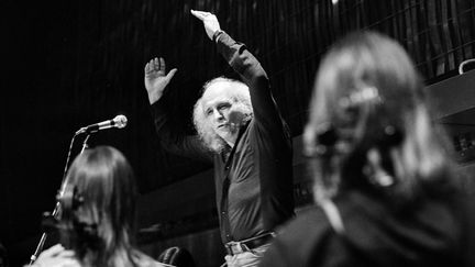 Léo Ferré en répétition au conservatoire de Montreux, en Suisse, en février 1975. (MAX VATERLAUS / MAXPPP)