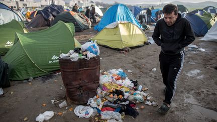 Les migrants, coincés à la frontière entre la Macédoine et la Grèce, vivent au milieu des déchêts &nbsp;dans un camp devenu insalubre, le 4 mars 2016. (MICHAEL KAPPELER / DPA)