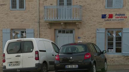 Alors que la disparition des services publics dans les zones rurales inquiétait les habitants des communes concernées, des Maisons France services ont ouvert. C'est le cas à Châteauponsac, en Haute-Vienne. (France 2)