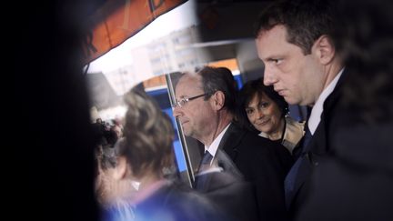 J-28 Le candidat du Parti socialiste Fran&ccedil;ois Hollande en d&eacute;placement aux Ulis (Essonne), le 7 avril 2012. (FRED DUFOUR / AFP)