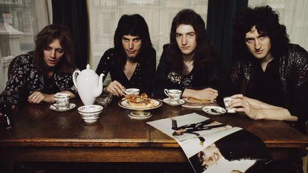 Le groupe anglais Queen pose le 1er janvier 1974 dans l'appartement du chanteur Freddie Mercury à West Kensington (Londres). De gauche à droite :&nbsp;Roger Taylor, Freddie Mercury (1946-1991), John Deacon et Brian May. (MARK AND COLLEEN HAYWARD / REDFERNS / GETTY)