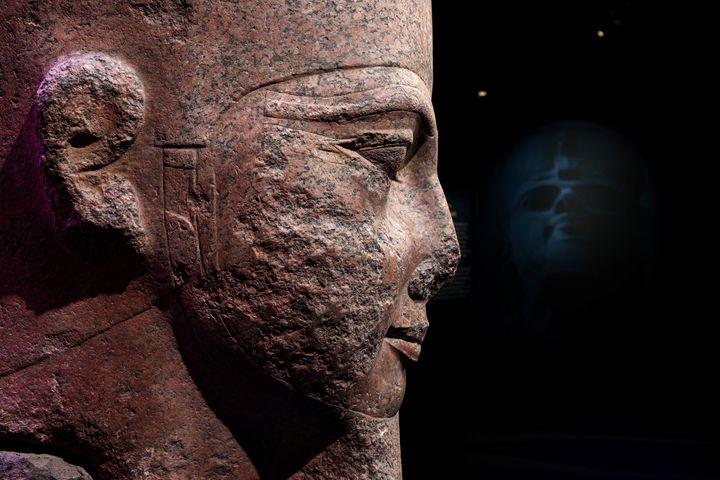 Une statue colossale de Ramsès II exposée dans la Grande Halle de la Villette dans le cadre de l'exposition "Ramsès et l'or des pharaons"6 avril 2023 (Anne-Christine Pujolat/AFP)