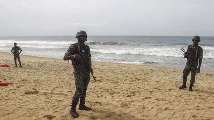 &nbsp; (Des soldats ivoiriens ont été déployés lundi pour patrouiller le long des plages désertées par les touristes au lendemain d'un attentat lors duquel des combattants d'Al Qaïda au Maghreb islamique ont tué 18 personnes © MaxPPP)