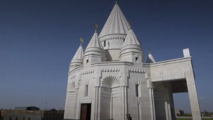 

Les Yazidis, peuple dont une grande diaspora se trouve en Arménie,&nbsp;y ont inauguré le plus grand temple du pays afin de pratiquer leur religion.


 (CAPTURE ECRAN / FRANCEINFO)