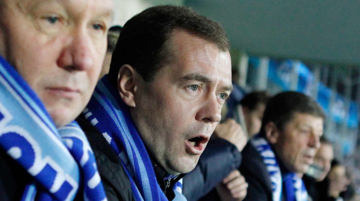 Le premier ministre russe Dmitri Medvedev, avec l'&eacute;charpe du Zenit Saint Petersbourg, le 1er novembre 2011.&nbsp; (DMITRY ASTAKHOV / AP / SIPA)