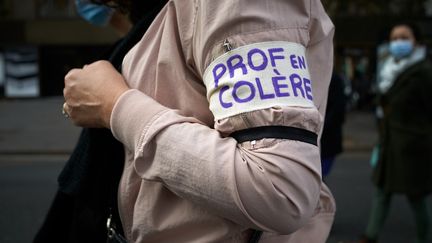 Une enseignante manifeste à Toulouse (Haute-Garonne), le 10 novembre 2020, pour protester contre le maintien des cours durant la pandémie de Covid-19. (ALAIN PITTON / NURPHOTO / AFP)