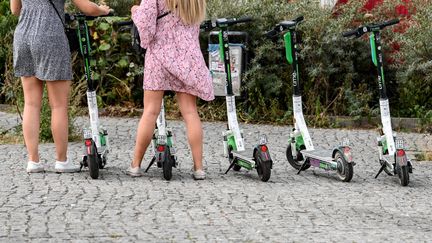 Des trottinettes électriques stationnées à Berlin (Allemagne), le 10 août 2020. (JENS KALAENE / DPA-ZENTRALBILD / AFP)