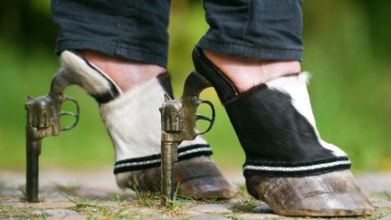 Les "chaussures" imagin&eacute;es par l'artiste Iris Schieferstein &agrave; Leuenberg (Allemagne), le 5 octobre 2012. Cette artiste utilise des cadavres d'animaux pour r&eacute;aliser des accessoires de mode. (PATRICK PLEUL / DPA / AFP)