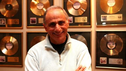 Le compositeur et producteur Henri Belolo dans son bureau parisien en 2005. (GAEL CORNIER / MAXPPP)