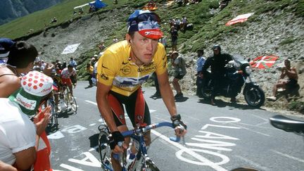 Le coureur américain Lance Armstrong sur les routes du Tour de France lors de la 15e étape du Tour de France 1999, le 20 juillet, entre Saint-Gaudens et Piau Engaly.&nbsp; (TIM DE WAELE / VELO / GETTY IMAGES)