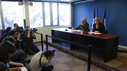 Le trésorier du Front national, Wallerand de Saint Just, et la présidente du parti, Marine Le Pen, lors d'une conférence de presse à Paris, le 22 novembre 2017. (JACQUES DEMARTHON / AFP)