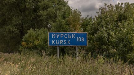 Un panneau routier dans la région ukrainienne de Soumy, le 13 août 2024. (ROMAN PILIPEY / AFP)