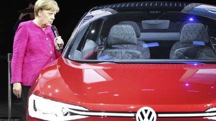 La chancelière allemande Angela Merkel au salon automobile de Francfort le 14 septembre 2017 (DANIEL ROLAND / AFP)
