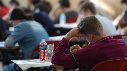 Un lycéen planche sur l'épreuve de philosophie du baccalauréat, le 17 juin 2019 à Strasbourg (Bas-Rhin). (FREDERICK FLORIN / AFP)