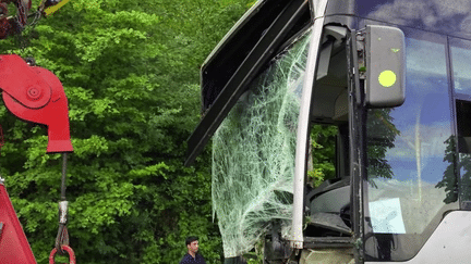 Yvelines : deux morts dans un accident de la route après une collision entre un bus et une voiture à contresens (France 3)