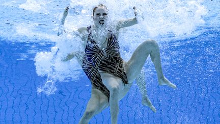 Attention, une créature étrange rôde dans la piscine olympique !&nbsp; (FRANCOIS-XAVIER MARIT / AFP)