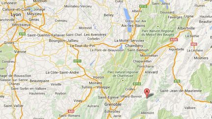 Un homme de 27 ans a trouv&eacute; la mort au volant d'une voiture qui, en roulant sur une route enneig&eacute;e, a gliss&eacute; samedi 27 d&eacute;cembre 2014, vers midi, dans un ravin du massif de Belledonne (Is&egrave;re). ( GOOGLE MAPS / FRANCETV INFO )