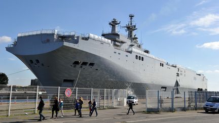 Le "Vladivostok" dans le port de&nbsp;Saint-Nazaire (Loire-Atlantique), le 5 mars 2014. (FRANK PERRY / AFP)