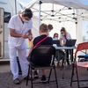 Un centre de vaccination éphémère a été installé sur le parking d'un centre commercial, à Perpignan (Pyrénées-Orientales), le 5 août 2021. (ARNAUD LE VU / HANS LUCAS / AFP)