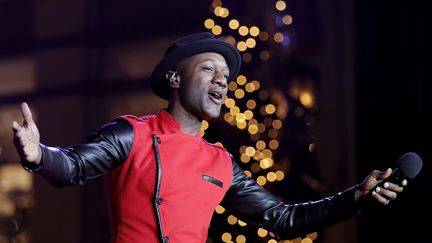 Le chanteur américain Aloe Blacc, le 17 novembre 2019, sur scène, à Los Angeles.&nbsp; (TIBRINA HOBSON / GETTY IMAGES NORTH AMERICA)