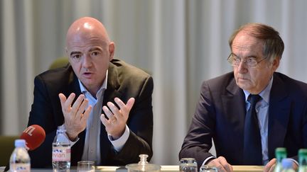 Gianni Infantino, à gauche, le président de la Fédération internationale de football (Fifa) avec Noël Le Graët, à droite, l'ancien président de la Fédération française de football (FFF). (CHRISTOPHE ARCHAMBAULT / AFP)