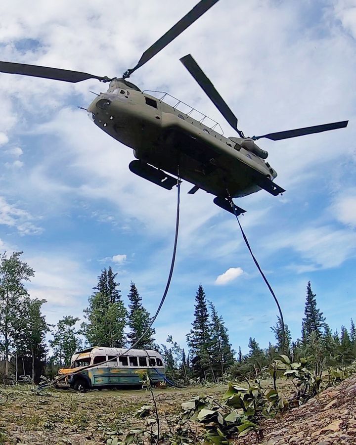 Le bus du film "Into the Wild" de Sean Penn déplacé par un hélicoptère de l'armée le jeudi 18 juin 2020 (SETH LACOUNT / ALASKA ARMY NATIONAL GUARD)