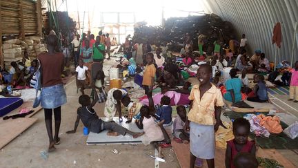 Des Sud-Soudanais ont trouv&eacute; refuge dans un camp de l'ONU pr&egrave;s de l'a&eacute;roport de Juba, la capitale du Soudan du Sud, mardi 17 d&eacute;cembre 2013. (JULIO BRATHWAITE / UNMISS / AFP)