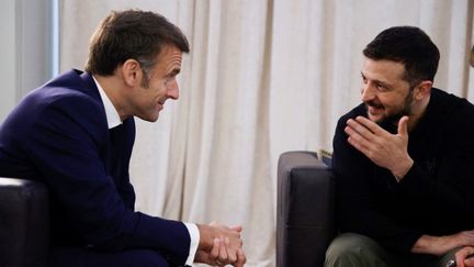 Emmanuel Macron et Volodymyr Zelensky, le 11 juillet 2024 à Washington (Etats-Unis). (LUDOVIC MARIN / AFP)