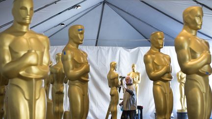 Les statues des Oscars, avant le début de la cérémonie, le 22 février 2017 à Hollywood. (VALERIE MACON / AFP)