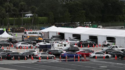 Des Américains attendent dans leur véhicule pour se faire tester au nouveau coronavirus, lundi 6 juillet 2020.&nbsp; (JOE RAEDLE / GETTY IMAGES NORTH AMERICA / AFP)