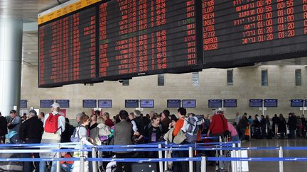 Des passagers &agrave; l'a&eacute;roport Ben Gourion de Tel-Aviv (Isra&euml;l), le 5 janvier 2010. (JACK GUEZ / AFP)