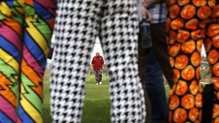 Des spectateurs observent l'Am&eacute;ricain John Daly au trou n&deg;7 lors des Masters BMW de golf &agrave; Shangha&iuml; (Chine), le 28 octobre 2013. (CARLOS BARRIA / REUTERS)