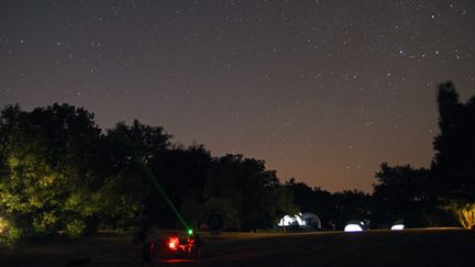 Des amateurs observent le ciel depuis la Ferme aux étoiles, dans le Gers, le 9 mai 2017. (PATRICK LECUREUIL / AFP)