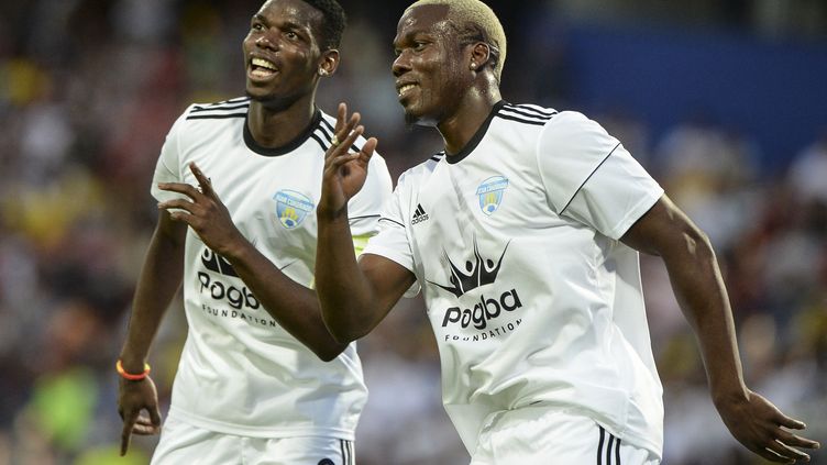 Paul Pogba (à gauche) et son frère aîné Mathias Pogba (à droite) célèbrent un but lors d'un match de charité organisé en Colombie, le 24 juin 2017.
 (JOAQUIN SARMIENTO / AFP)