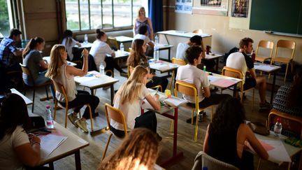 Des lycéens planchent sur l'épreuve de philosophie du bac, le 15 juin 2017, à Paris. (MARTIN BUREAU / AFP)