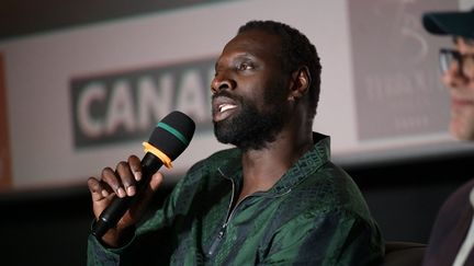 Omar Sy, lors d'une conférence de presse au sujet du film "Tirailleurs", le 20 décembre 2022, à Dakar (Sénégal). (SEYLLOU / AFP)