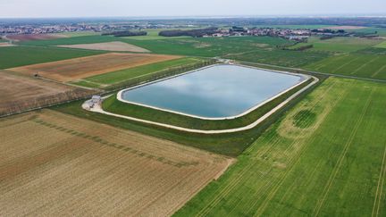 Une bassine à Mauze-sur-le-Mignon. Photo d'illustration. (JOSSELIN CLAIR / MAXPPP)