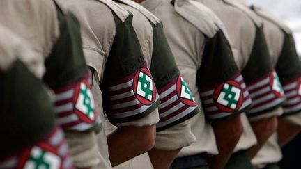 Les uniformes et les brassards portés par certains membres de Jobbik trouvent un écho particulier dans la communauté juive. (REUTERS/Karoly Arvai)