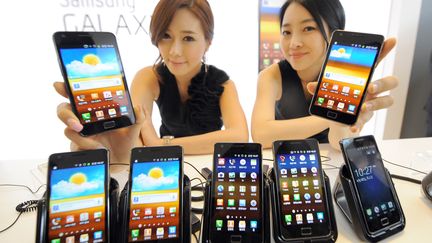 Des t&eacute;l&eacute;phones multifonctions Samsung Galaxy S2 pr&eacute;sent&eacute;s lors d'un salon &agrave; S&eacute;oul (Cor&eacute;e du Sud), le 28 avril 2011. (JUNG YEON-JE / AFP)