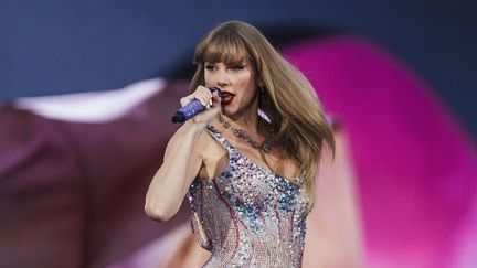 Taylor Swift lors d'un concert de sa tournée Eras Tour, à Lisbonne, au Portugal, le 24 mai 2024. (ANDRE DIAS NOBRE / AFP)